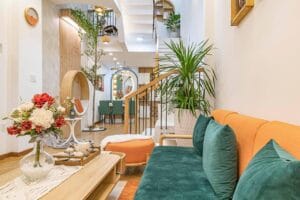 Sala de estar com várias plantas