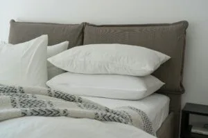 Foto de uma cama focando nos 6 travesseiros em cima