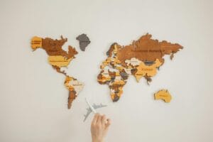 Mapa múndi decorativo em uma parede