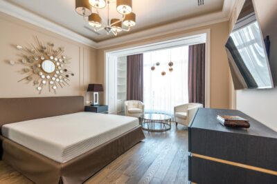 quarto com piso de madeira